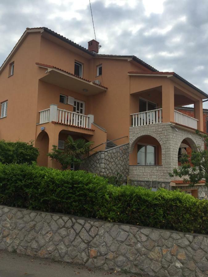 شقة Apartman Lana Omišalj المظهر الخارجي الصورة